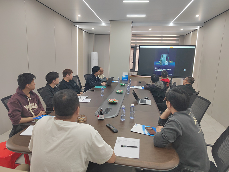 Impulsando la producción de bloques de hormigón con la colaboración de Siemens y soluciones avanzadas de control remoto.