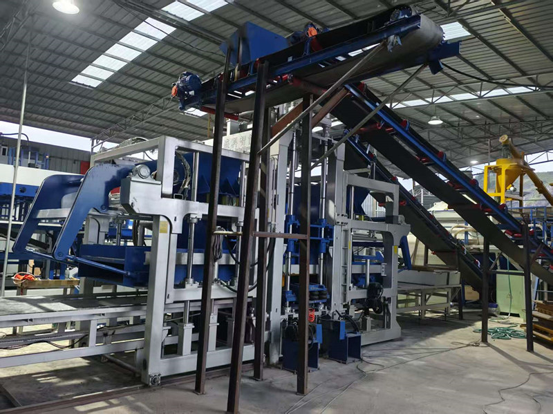 Quanzhou Senko Intelligent Equipment Manufacturing Co., Ltd. entrega una línea de producción de bloques totalmente automatizada en Ji'an, Jiangxi: el sistema QT12 logra una mayor producción con menos operarios.
