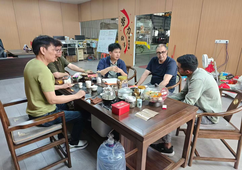 Quanzhou Senko Intelligent Equipment Manufacturing Co., Ltd. da la bienvenida a la delegación argelina y recibe grandes elogios.