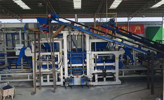 Línea de producción de bloques totalmente automática QT12-15 en la provincia de Jiangxi.