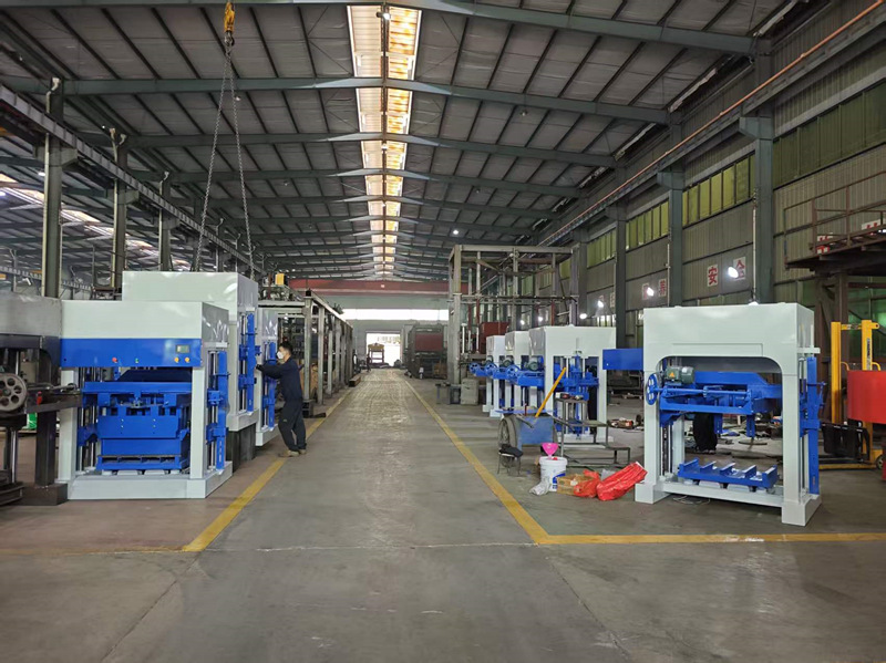 Equipos semiautomáticos para la producción de bloques destinados a África en fase de puesta en marcha final.